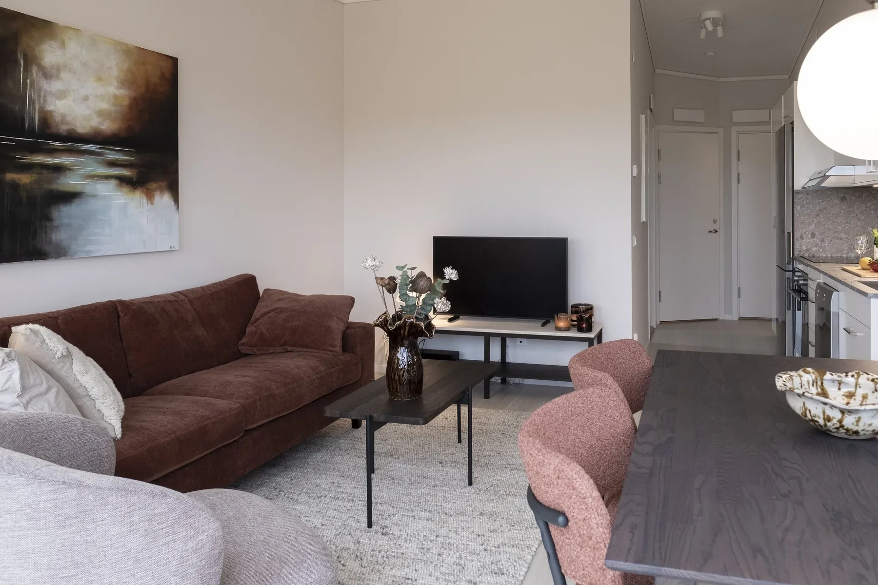 Modernt boende med vardagsrum och kök — Quality Living föreningssamarbete Västerås